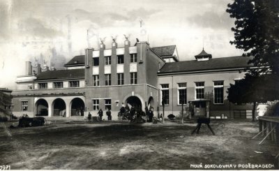 Sokolovna krátce po svém dokončení v roce 1927