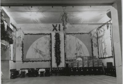 interiér plesového/kino sálu v budově někdy v letech 1927-1940