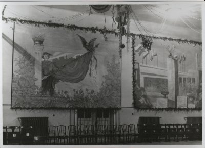 interiér plesového/kino sálu v budově někdy v letech 1927-1940