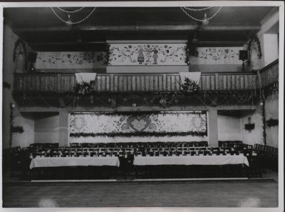 interiér plesového/kino sálu v budově někdy v letech 1927-1940