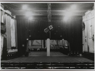 interiér plesového/kino sálu v budově někdy v letech 1927-1940