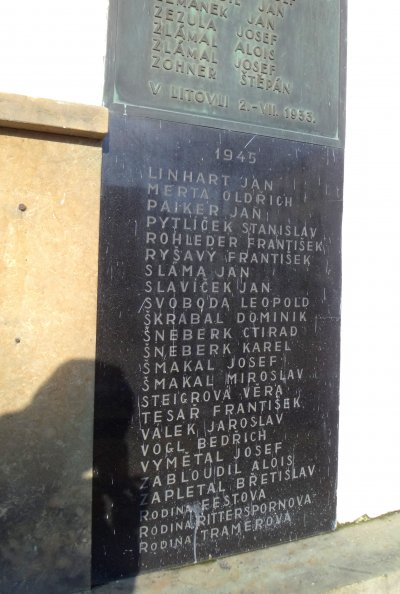 Šmakalovo jméno na pamětní desce na litovelském náměstí