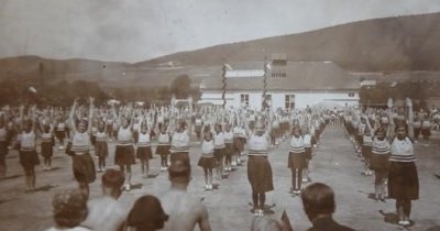 veřejné cvičení, v pozadí sokolovna