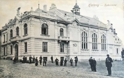 dobová pohlednice se záběrem na klatovskou sokolovnu