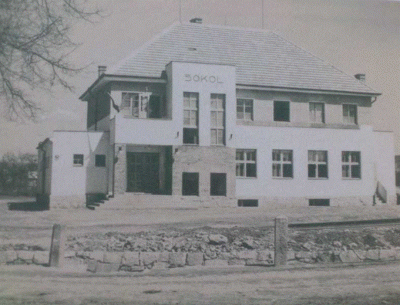 Dostavěná sokolovna, rok 1932, zdroj promeny.viareality.cz