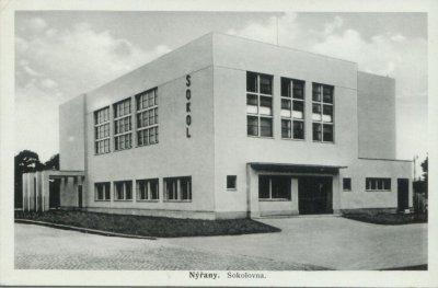 Budova brzy po dostavbě