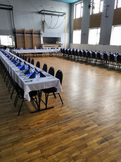 interiér sokolovny naroubovaný do stylu restaurace