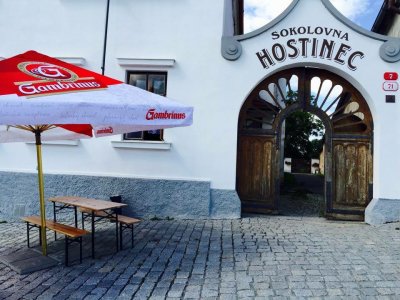 vstup do objektu s restaurací