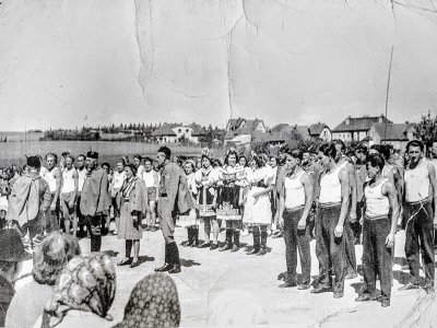 Cvičení na pozemku bez Sokolovny, 20. - 30. léta 19. stol. Zdroj: archiv chaberského Sokola