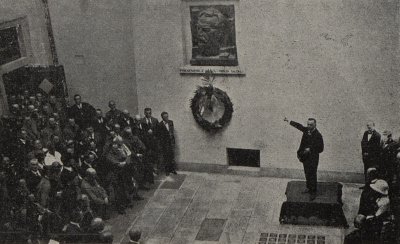 Ze slavnostního otevření, na nádvoří řeší JUDr. Josef Scheiner (zdroj: Český svět, 1925)