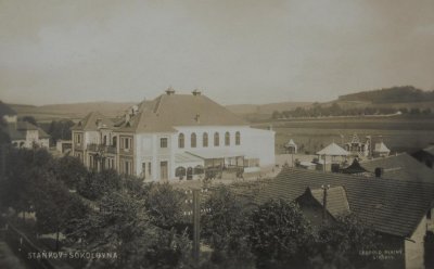 záběr na sokolovnu z roku 1929