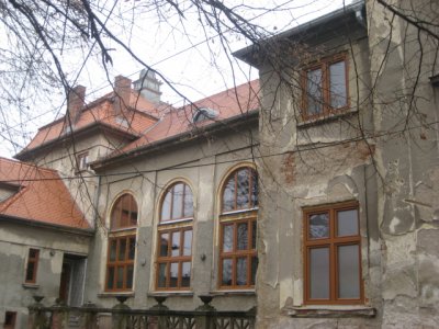 proces výměny oken, současnost. Celkový stav budovy velmi nevzhledný.