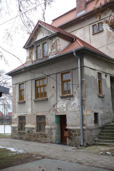 proces výměny oken, současnost. Celkový stav budovy velmi nevzhledný.