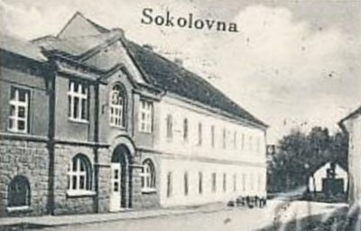 Sokolovna na dobové pohlednici (výřez)