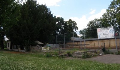 stále patrné komtury původního objektu, foto Pavel Michalec, červen 2020
