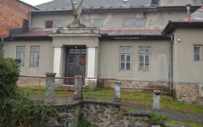 Zchátralá sokolovna kolem roku 2012