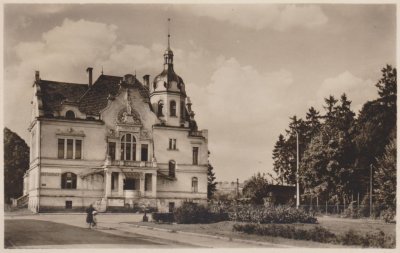 Dobová pohlednice se sokolovnou