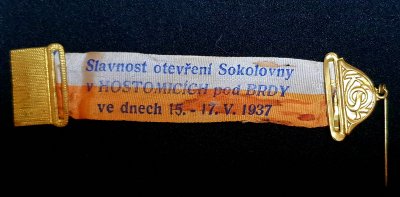 pamětní stuha připomínající slavnost otevření této sokolovny