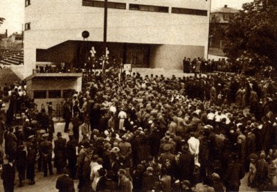 Před sokolovnou před začátkem slavnosti otevření, zdroj: Jas 1936