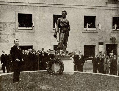 Ze slavnostního odhalení sochy, vlevo starosta ČOS Josef Scheiner, zdroj: Památník Světozora na VIII. slet všesokolský v Praze 1926
