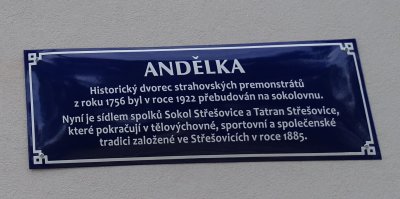 cedule na zdi objektu zdroj: wikipedie