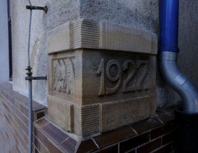 základní kámen z roku 1922, zdroj: https://sport.aktualne.cz (foto Milan Kammermayer)