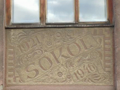 detail původní výzdoby na fasádě před rokem 2017, autor fotky: Ladislav Hollý