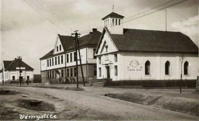 sokolovna na snímku vlevo; zdroj: promeny.viareality.cz