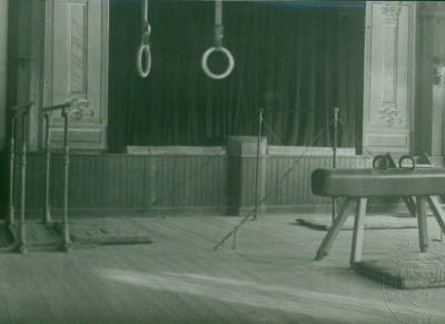 původní interiér tělocvičného sálu, zdroj: esbirky.cz