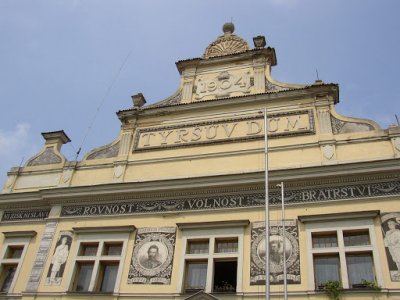před rekonstrukcí, ještě bez sochy sokola; zdroj: http://sikner.cz