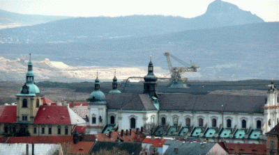 Osecký klášter a pohled na důlní velkostroj stojící v místech původní obce Hrdlovka; zdroj: BP Ivany Frantové Regionální identita a symbolické hranice mezi My a Oni: Případová studie Oseka na základě demolice obce Hrdlovka; FSV UK, 2016