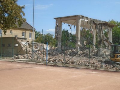 demolice původní přístavby; zdroj: https://mfkmodrice.webnode.cz
