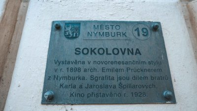 Deska umístěná na sokolovně, zdroj: ČOS