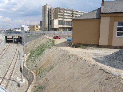 přeložka železniční tratě a frekventované silnice, důsledkem je likvidace okolí sokolovny a její odříznutí od zástavby; foto Pavel Michalec