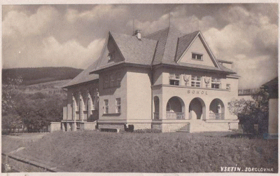 novostavba na dobové pohlednici