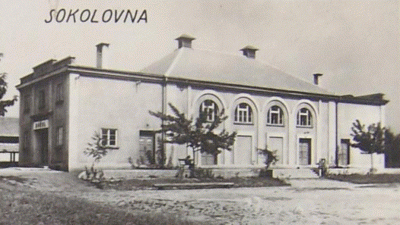 dobový záběr na novou sokolovnu