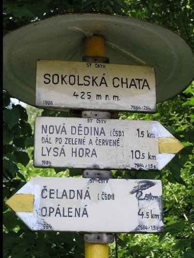rozcestník připomínající Sokolskou chatu