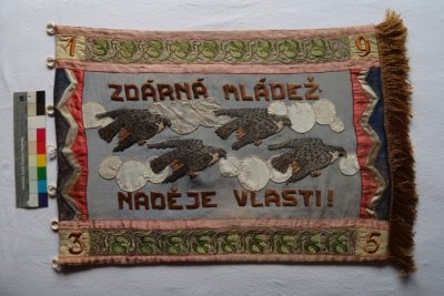 revers praporu (zdroj: http://www.tj-sokol-komarov.wbs.cz)