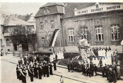 slavnostní akce před sokolovnou; zdroj: nzalbum.sk