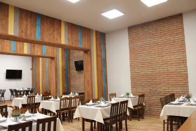 sál přestavěný na restauraci