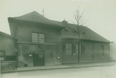novostavba, rok 1930 (zdroj: esbirky.cz)