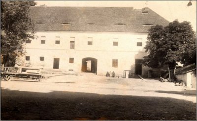 budova původního špýcharu později přestavěná na sokolovnu (zdroj: https://www.kacov.cz/)