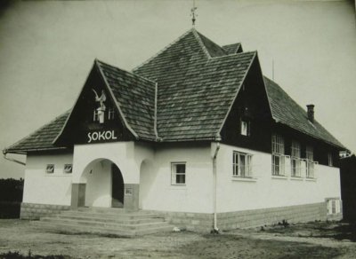 původní podoba sokolovny, rok 1926 (zdroj: https://www.casopisstavebnictvi.cz)