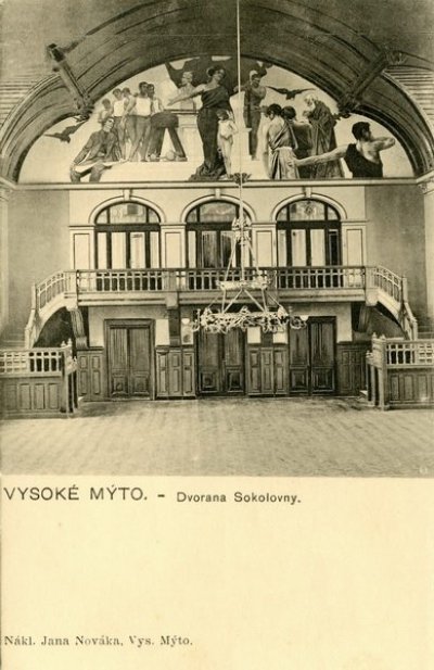dvorana sokolovny na staré pohlednici