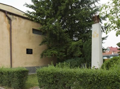 Pamětní deska na sokolovně v Duchcově, zdroj: http://www.pametnimista.usd.cas.cz/duchcov-pametni-deska-jaroslavu-pesatovi/
