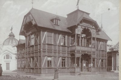Sokolský pavilon instalovaný na této výstavě (zdroj: esbirky.cz)
