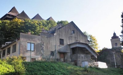 partie se sokolovnou a tvrzí nad ní stojící; autor foto Rominius, 30.9.2017, mapy.cz