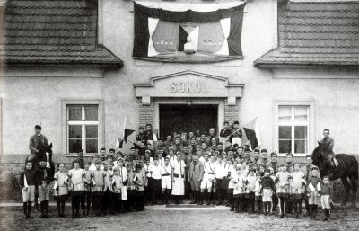 Před sokolovnou při oslavě 10. výročí vzniku republiky, zdroj: 