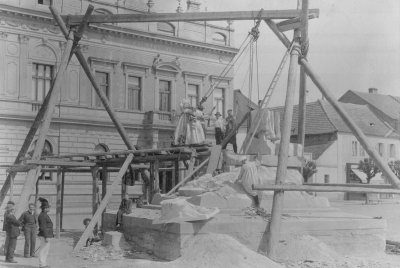 výstavba pomníku; zdroj: cestyapamatky.cz