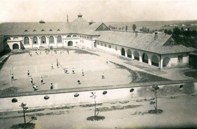 Dvůr sokolovny, zdroj foto: http://mbsokol.cz